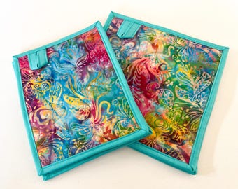 Agarraderas de tela batik acolchadas con estampado de cachemira arcoíris, con pestaña para colgar y opciones de tamaño.