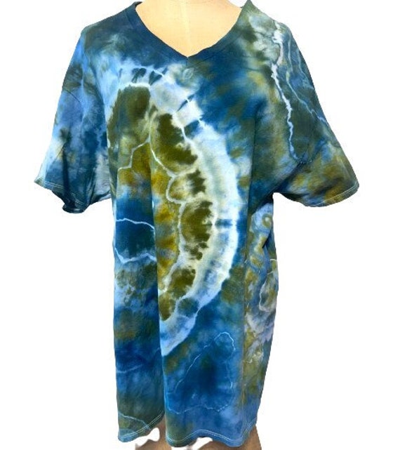 Men's XL V-Neck Blue Green Cotton T-Shirt with Hand Dyed Geode Pattern