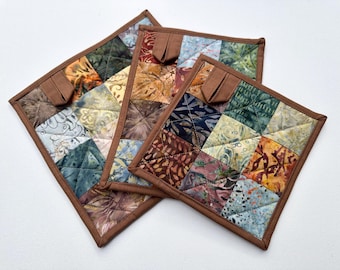 Agarraderas de tela batik acolchadas con patchwork colorido