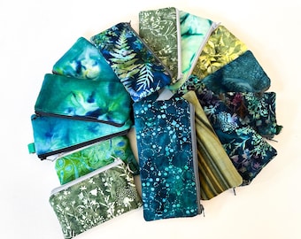 Bolsas con cremallera de tela teñida a mano en verde, con opciones de tamaño y anilla en D.