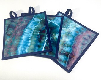 Agarraderas de tela acolchada teñidas a mano en morado y azul