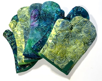 Manoplas de horno acolchadas de batik verde con opción de pestaña para colgar