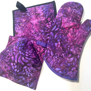 Quilted Batik Fabric Oven Mitts, Pot Holders and Bowl Cozy with Purple Floral Pattern