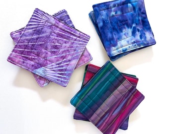 Posavasos de tela batik acolchada con rayas en tonos azules y morados (juego de cuatro)