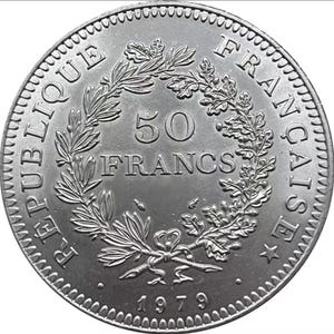 Peut inclure: Pièce de monnaie de 50 Francs en argent de 1979. La pièce porte l'inscription "REPUBLIQUE FRANCAISE" sur le bord, avec "50 FRANCS" au centre, entourée d'une couronne. L'année "1979" est en bas.