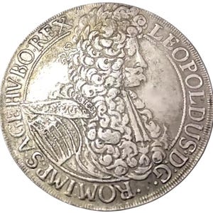 Könnte beinhalten: Eine silberne Münze mit dem Profil eines Mannes mit lockigem Haar und detaillierter Rüstung. Die Münze trägt Inschriften am Rand, darunter die Worte "LEOPOLDUS D.G." und "ROM.IMP.S.A.G.H.V.BOREX."