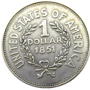 Pode incluir: Uma moeda de prata de um dólar dos Estados Unidos da América de 1851. A moeda apresenta o texto "UNITED STATES OF AMERICA" ao redor da borda, com "1 DOLLAR 1851" no centro, rodeado por uma grinalda.