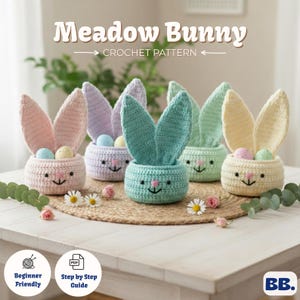Peut inclure: Des paniers de lapin crochetés aux couleurs pastel, chacun avec de grandes oreilles et un visage souriant. Les paniers contiennent des œufs décoratifs. Le texte "Meadow Bunny CROCHET PATTERN" est en haut. Le design est adapté aux débutants avec un guide étape par étape.