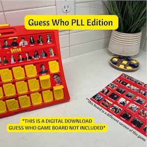 Può includere: Un tabellone da gioco rosso e giallo con il testo "Guess Who PLL Edition" stampato in alto. Il tabellone presenta immagini di personaggi dello show televisivo Pretty Little Liars. Il testo "*THIS IS A DIGITAL DOWNLOAD GUESS WHO GAME BOARD NOT INCLUDED*" è stampato in basso nell'immagine.