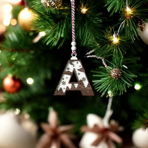 Adorno de letras, decoración del alfabeto, regalo de Navidad de madera, regalo hecho a mano, letras de Navidad, esferas del alfabeto, adorno de letras festivas