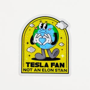 Pode incluir: Um adesivo amarelo e verde com uma Terra de desenho animado segurando um cora&ccedil;&atilde;o em suas m&atilde;os. O texto no adesivo diz "Tesla Fan Not An Elon Stan".
