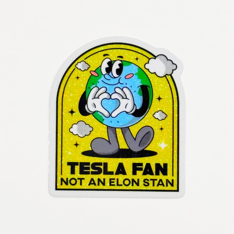 Pode incluir: Um adesivo amarelo e verde com uma Terra de desenho animado segurando um cora&ccedil;&atilde;o em suas m&atilde;os. O texto no adesivo diz "Tesla Fan Not An Elon Stan".