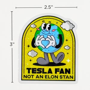 Pode incluir: Um adesivo amarelo e branco com uma Terra de desenho animado segurando uma forma de cora&ccedil;&atilde;o com as m&atilde;os. A Terra est&aacute; vestindo uma roupa azul e verde. O adesivo diz "Tesla Fan Not An Elon Stan" e mede 7,6 cm por 6,4 cm.