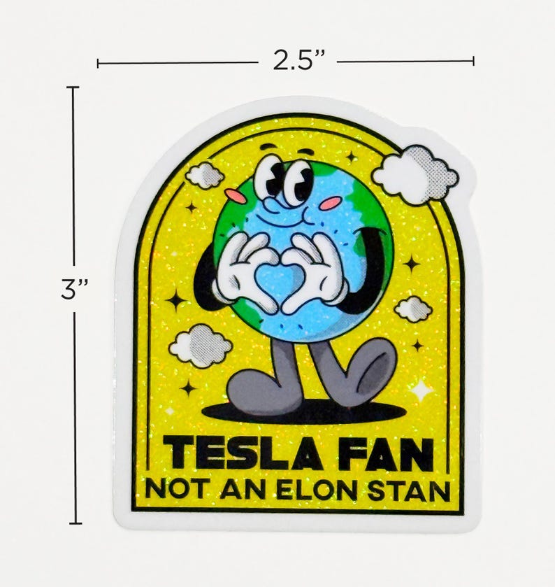 Pode incluir: Um adesivo amarelo e branco com uma Terra de desenho animado segurando uma forma de cora&ccedil;&atilde;o com as m&atilde;os. A Terra est&aacute; vestindo uma roupa azul e verde. O adesivo diz "Tesla Fan Not An Elon Stan" e mede 7,6 cm por 6,4 cm.