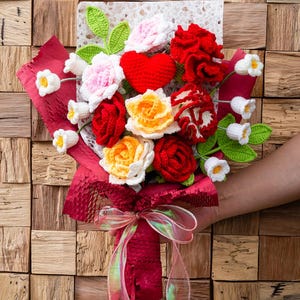 Valentinstag Häkelblumenstrauß, handgefertigter fertiger gestrickter Blumenstrauß mit Rose, perfektes personalisiertes Geschenk für Frauen