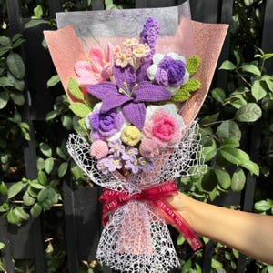 Gehäkelte Blumenstrauß, handgemachte Strickblumen für Wohnkultur, Tulpe, Rose, Lilien, Geburtstag, Jahrestag, Freundin, Geschenk für Mutter