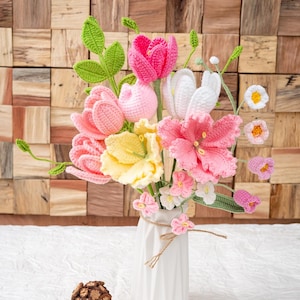 Gehäkelter Blumenstrauß für Inneneinrichtung, gestricktes Blumenarrangement mit Tulpe Pfingstrose Sonnenblume Einzigartiges handgemachtes Geschenk für Jahrestag