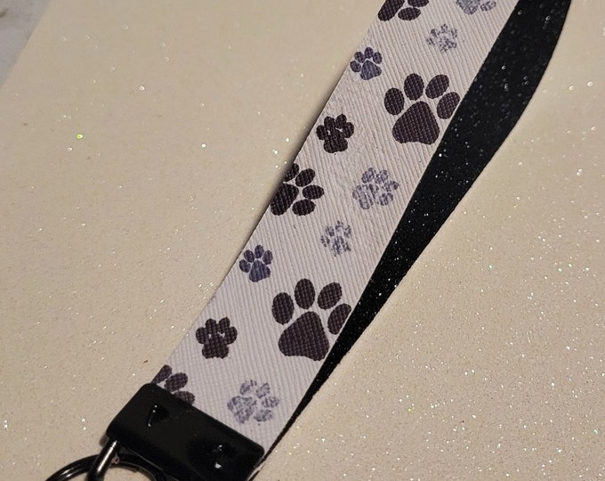 Dog paw personalized wristlet
