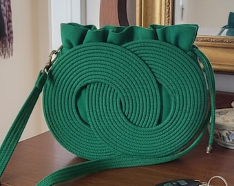Borsa a tracolla di lusso in cordoncino di cotone color smeraldo con pochette interna con coulisse, realizzata a mano da designer, tracolla regolabile, colore personalizzabile.