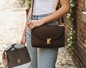 Schokobraune Umhängetasche aus Baumwollseil: Boho Chic mit goldenem Schloss