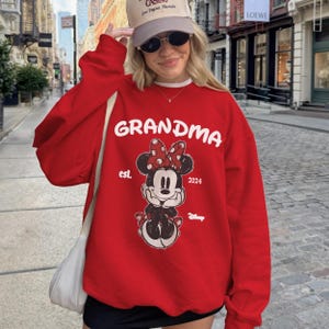 Op de afbeelding: Een handgemaakt houten serveerblad met een natuurlijke afwerking. Het rechthoekige blad heeft opstaande randen en ge&iuml;ntegreerde handgrepen. De houtnerf is zichtbaar. Afmetingen: 45,7 cm lang, 30,5 cm breed en 5,1 cm hoog.