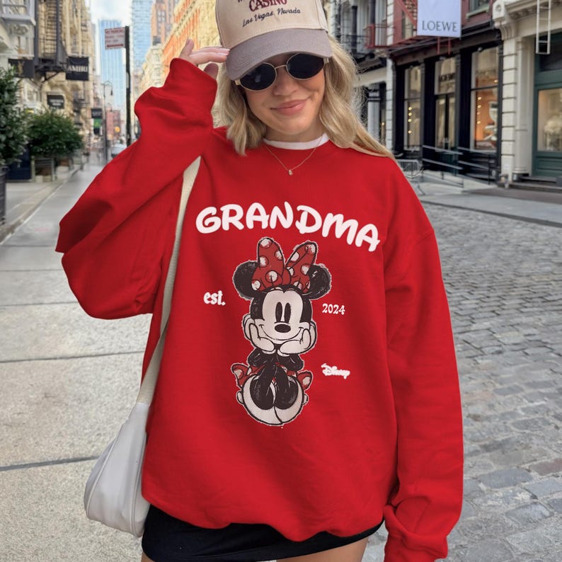 Op de afbeelding: Een handgemaakt houten serveerblad met een natuurlijke afwerking. Het rechthoekige blad heeft opstaande randen en ge&iuml;ntegreerde handgrepen. De houtnerf is zichtbaar. Afmetingen: 45,7 cm lang, 30,5 cm breed en 5,1 cm hoog.