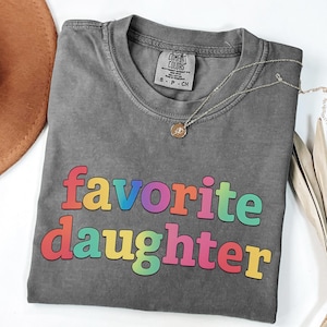 Camiseta "Favorite Daughter" de Comfort Colors, divertida camiseta gráfica familiar imagen 1