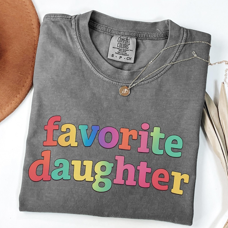 Camiseta "Favorite Daughter" de Comfort Colors, divertida camiseta gráfica familiar imagen 1
