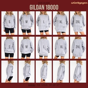 Op de afbeelding: Een set van drie keramische mokken met een gespikkelde, matte afwerking. De mokken zijn in cr&egrave;me, lichtgrijs en donkergrijs. Elke mok heeft een eenvoudig, minimalistisch ontwerp.