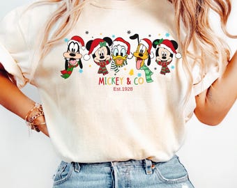 Camiseta navideña Disney Comfort Colors, camiseta de Mickey y sus amigos