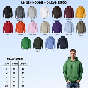 Op de afbeelding: Een display van Gildan 18500 unisex hoodies in diverse kleuren, waaronder zwart, rood en groen. De afbeelding toont ook een maattabel met afmetingen in cm voor breedte en lengte, vari&euml;rend van maat S tot 2XL.