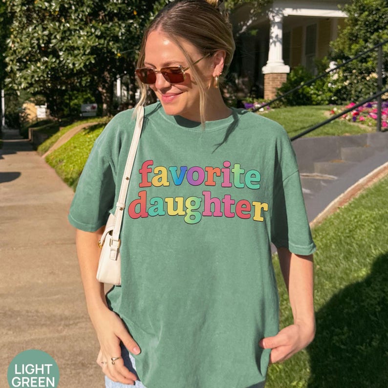 Camiseta "Favorite Daughter" de Comfort Colors, divertida camiseta gráfica familiar imagen 3