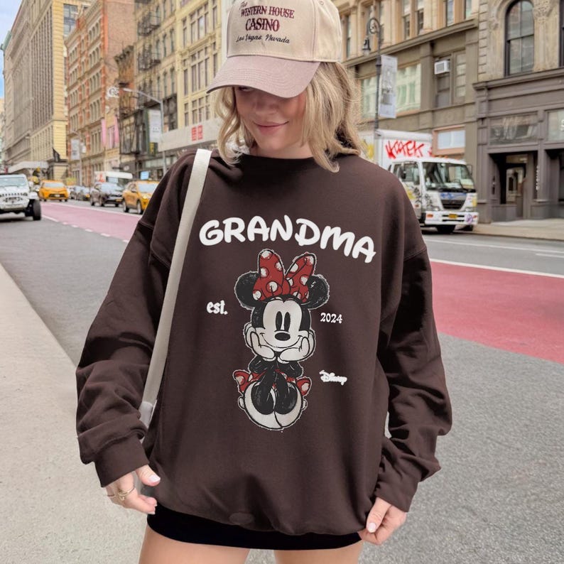 Op de afbeelding: Een set van drie keramische mokken met een gespikkelde, matte afwerking. De mokken zijn in cr&egrave;me, lichtgrijs en donkergrijs. Elke mok heeft een eenvoudig, minimalistisch ontwerp.