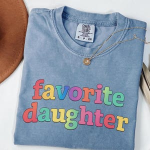 Camiseta "Favorite Daughter" de Comfort Colors, divertida camiseta gráfica familiar imagen 4
