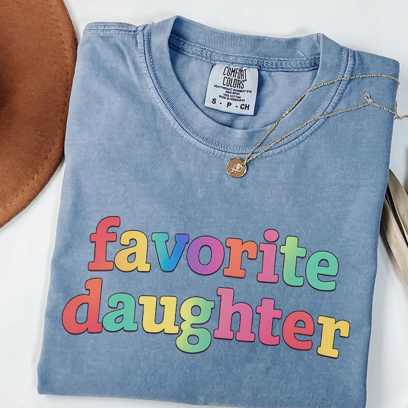 Camiseta "Favorite Daughter" de Comfort Colors, divertida camiseta gráfica familiar imagen 4