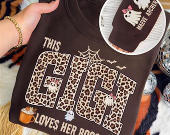 Gepersonaliseerde Gigi Halloween-sweater, This Gigi Loves Her Boos-shirt, aangepaste Ghost Sleeve, Gigi-shirt met luipaardprint, Halloween-cadeau voor Gigi
