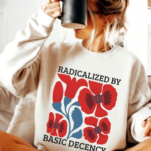Gebloemd politiek protestsweater, geradicaliseerd door eenvoudig fatsoen