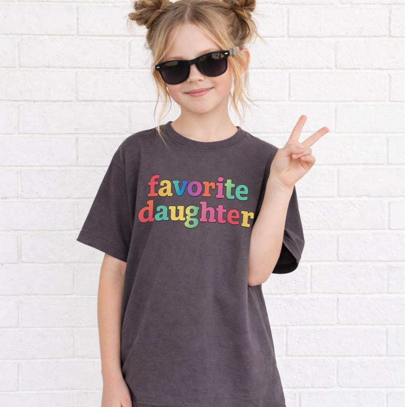 Camiseta "Favorite Daughter" de Comfort Colors, divertida camiseta gráfica familiar imagen 7