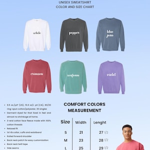 Puede incluir: Sudaderas unisex Comfort Colors en blanco, pimienta, azul vaquero, carmes&iacute;, espuma de mar y violeta. La imagen incluye una tabla de tallas con medidas en pulgadas y detalles sobre la tela y la confecci&oacute;n.