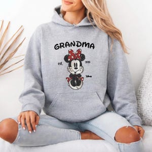 Op de afbeelding: Een set van drie keramische mokken met een gespikkelde, matte afwerking. De mokken zijn in tinten cr&egrave;me, lichtgrijs en donkergrijs. Elke mok heeft een eenvoudig, minimalistisch ontwerp, perfect voor koffie of thee.