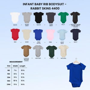 Op de afbeelding: Een set van drie keramische mokken met een gespikkelde, matte afwerking. De mokken zijn in cr&egrave;me, lichtgrijs en donkergrijs. Elke mok heeft een eenvoudig, minimalistisch ontwerp.