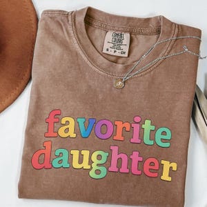 Camiseta "Favorite Daughter" de Comfort Colors, divertida camiseta gráfica familiar imagen 11