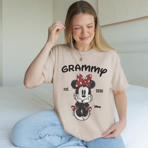 Benutzerdefinierte Grammy Minnie Maus Shirt, Disney Oma Sweatshirt Hoodie, personalisierte Est Jahr Shirt, Geschenk für Mama, optional Datum Bild 5