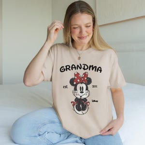 Aangepaste oma Minnie Mouse shirt, Disney oma sweatshirt hoodie, gepersonaliseerd shirt est jaar, cadeau voor moeder, optionele datum afbeelding 3