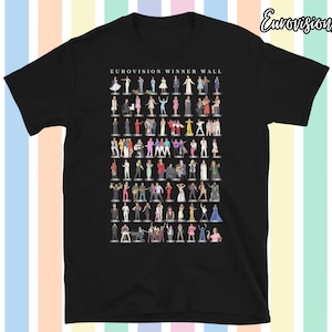 以下が含まれることがあります： ユーロビジョン・ウィナー・ウォールのグラフィックが特徴の黒いTシャツ。過去のユーロビジョン・ソング・コンテストの優勝者を表現した小さなフィギュアがデザインされています。「EUROVISION WINNER WALL」の文字が上部にプリントされています。