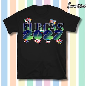 Op de afbeelding: Een zwart t-shirt met korte mouwen en de tekst BURGAS 2027 in een blauw en groen verlooplettertype. Het ontwerp is versierd met meerdere kleine hartvormige nationale vlaggen verspreid rond de tekst. In de rechterbovenhoek staat de tekst EurovisionArt.