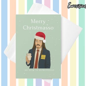 Pode incluir: Um cartão de Natal com uma ilustração de desenho animado de uma pessoa usando um gorro de Papai Noel, segurando uma xícara de café, com o texto "Merry Christmasso" e "NO NEED TO BE DEPRESSO". Em um fundo listrado.