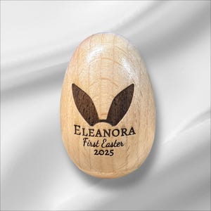 Personalisierte hölzerne Eierbecher. Graviertes Holzei. Ostern Korbfüller. Babys 1.Ostern. Personalisierte Eierrassel.