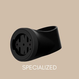 Peut inclure: Support de compteur de vélo noir avec le mot "SPECIALIZED" en blanc. Le support est fabriqué dans un matériau durable et présente un design circulaire avec un bras incurvé.