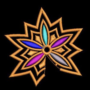 Puede incluir: Diseño floral bordado con un contorno en forma de estrella. Los pétalos de la flor están rellenos de turquesa, morado, azul y gris. El diseño está delineado con hilo dorado sobre un fondo negro.